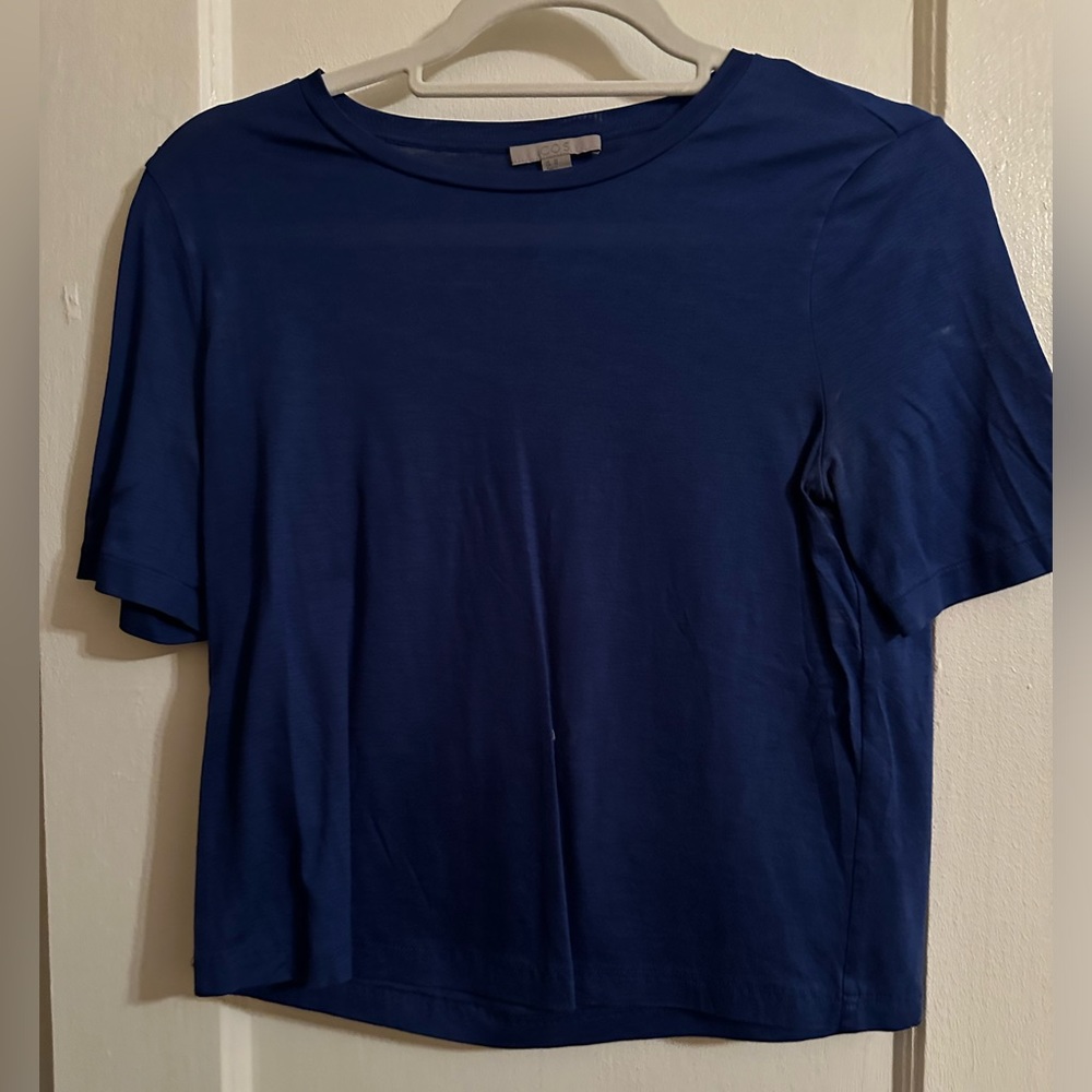 Lightly worn crop top. Rich blue color and ultra soft shirt. XS
